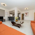 3 Bedroom Flat Near Center Lejlighed