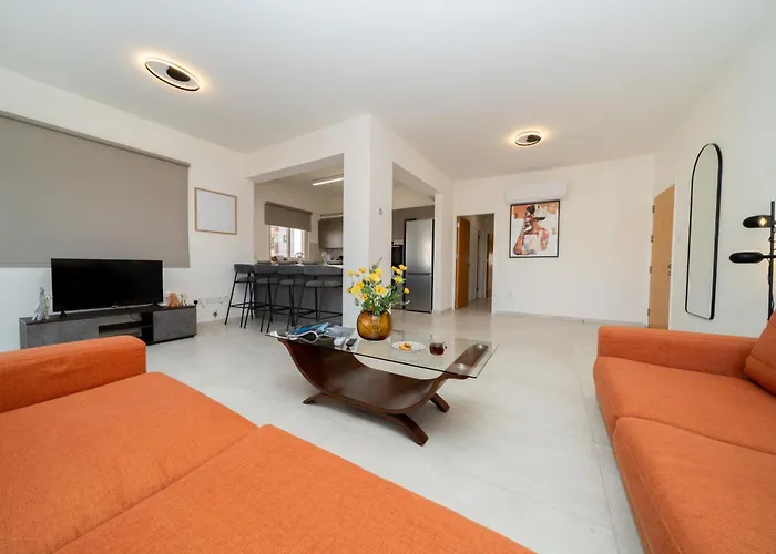 3 Bedroom Flat Near Center דירה